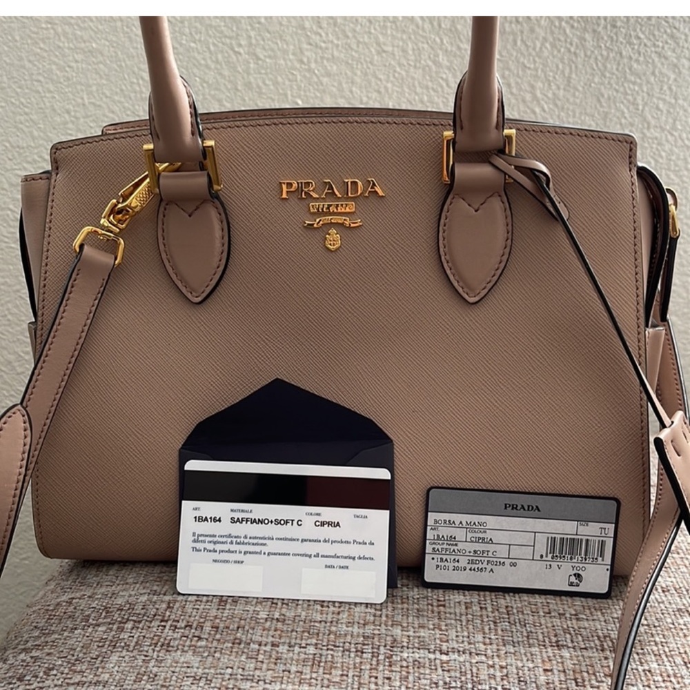 Prada, Cipria colour. Medium size